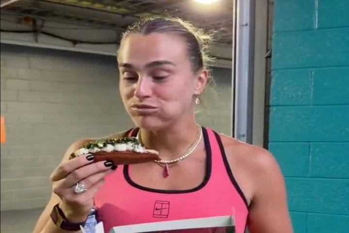 Σαμπαλένκα: Πανηγύρισε την πρόκρισή της στα προημιτελικά του Miami Open με χοτ ντογκ 90 ευρώ